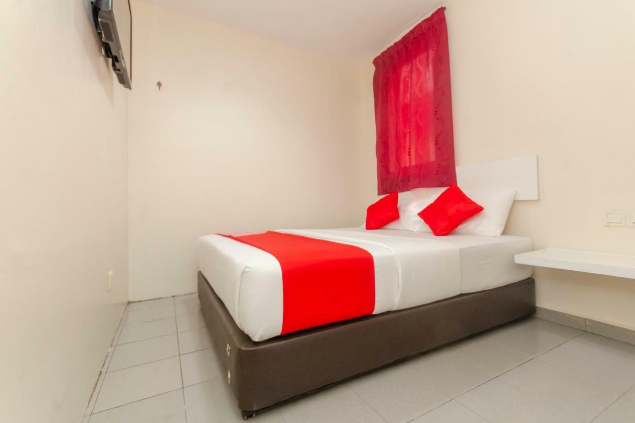 Oyo 1010 Skudai Hotel Exterior photo