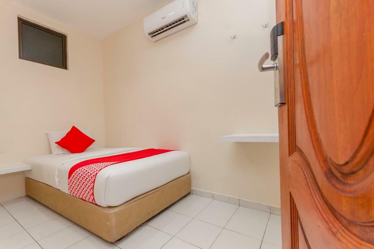 Oyo 1010 Skudai Hotel Exterior photo