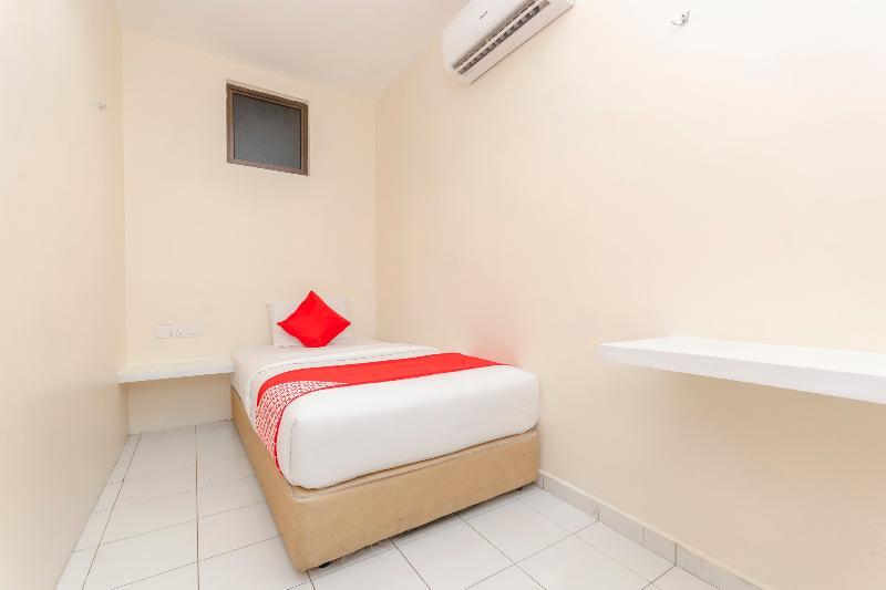Oyo 1010 Skudai Hotel Exterior photo